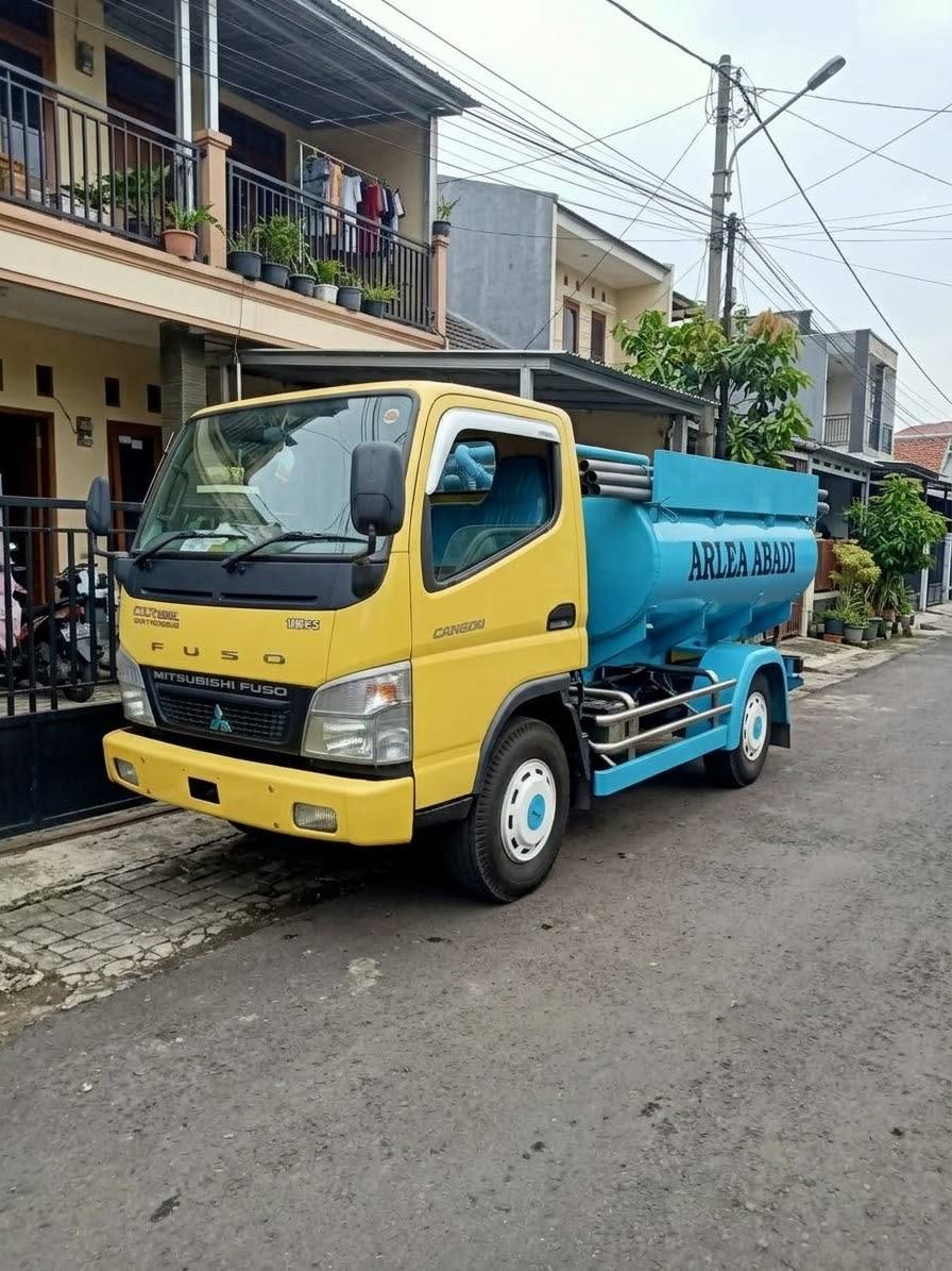 Armada truk tangki sedot WC ARLEA ABADI berkapasitas besar dan bertekanan vacuum tinggi
